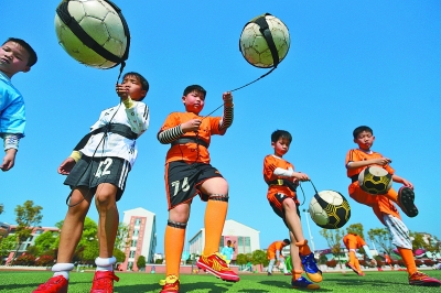 中甲冠军辽宁铁人队在沈阳故宫拍全家福：致敬历史，开启未来