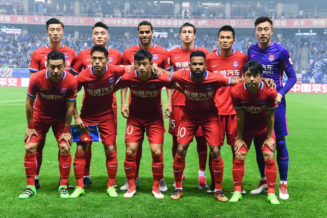 场面火爆，吉马良斯掐罗梅罗脖子逃过红牌