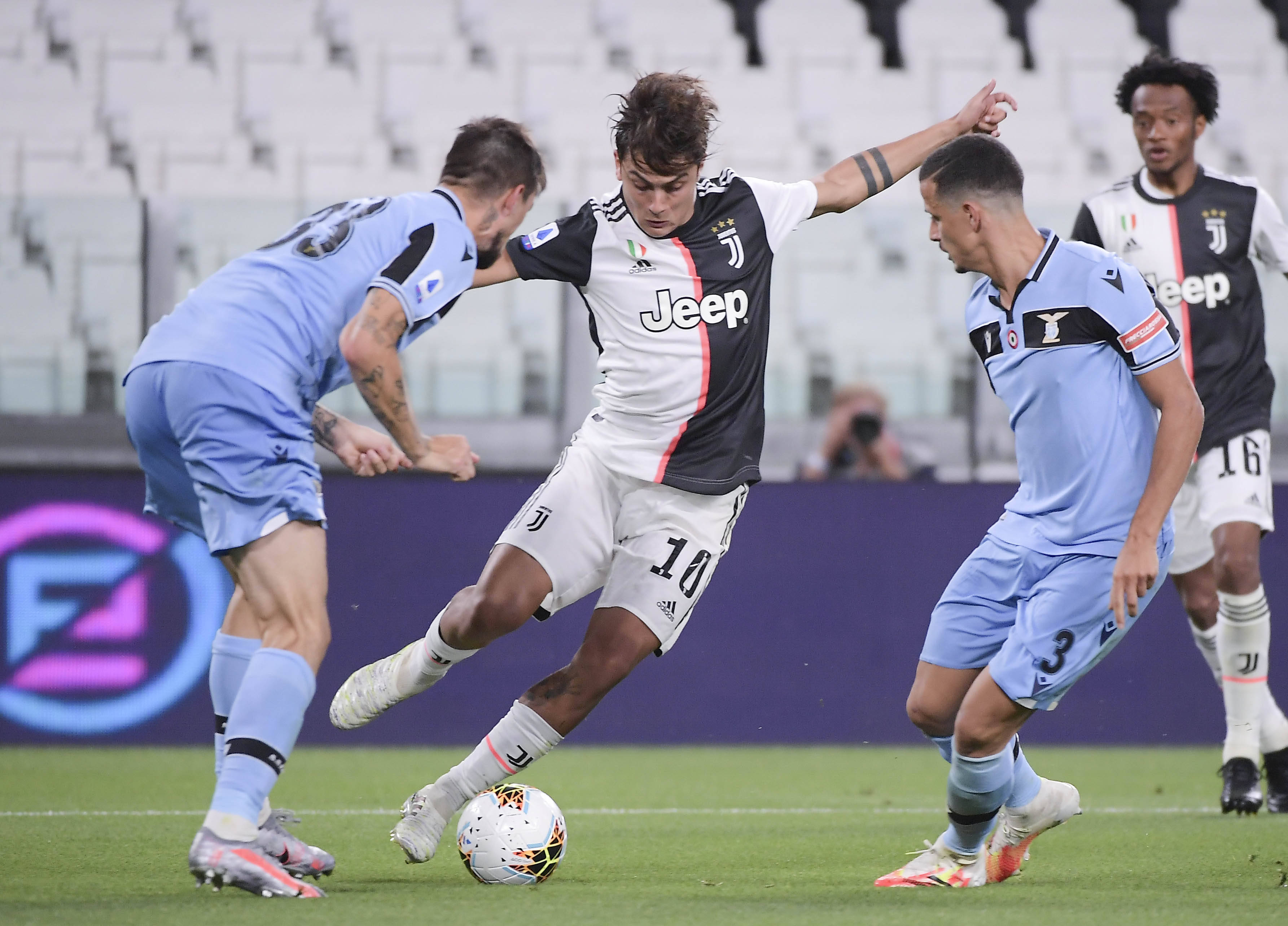 巴列卡诺客队更衣室设施简陋，波兰球队波兹南莱赫发视频吐槽