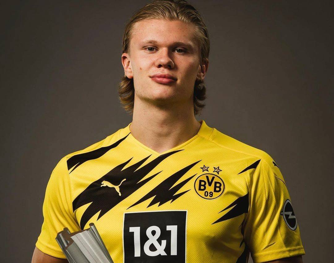 前锋突破射门锁定胜利